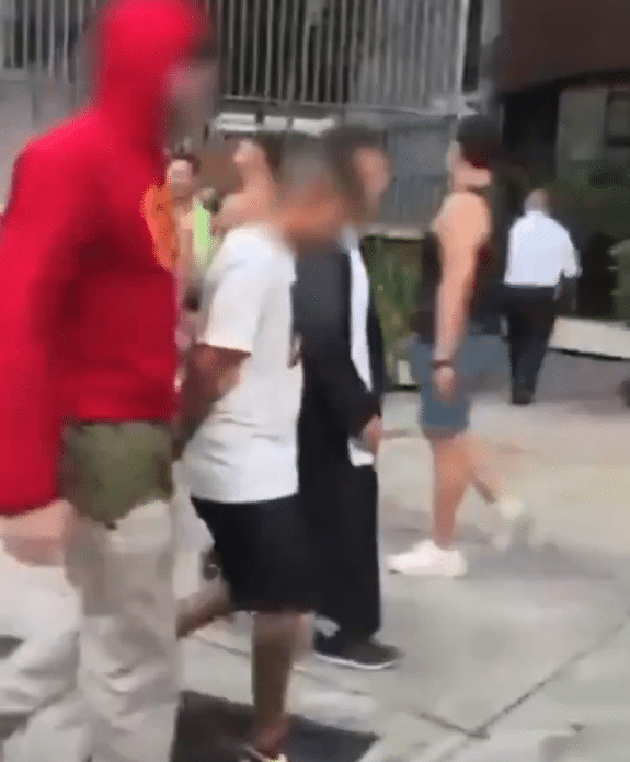 Policiais fantasiados de Chapolin e padre prendem suspeito de furtar celulares