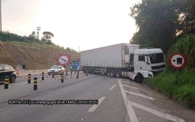 Acidente com carreta interdita Rodovia Raposo Tavares
