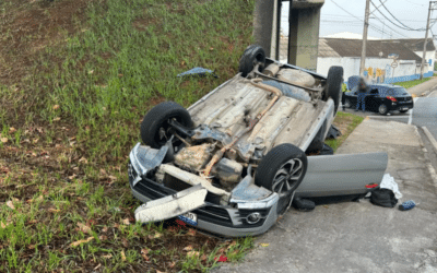 Acidente com dois carros deixa feridos e causa congestionamento em Várzea Paulista