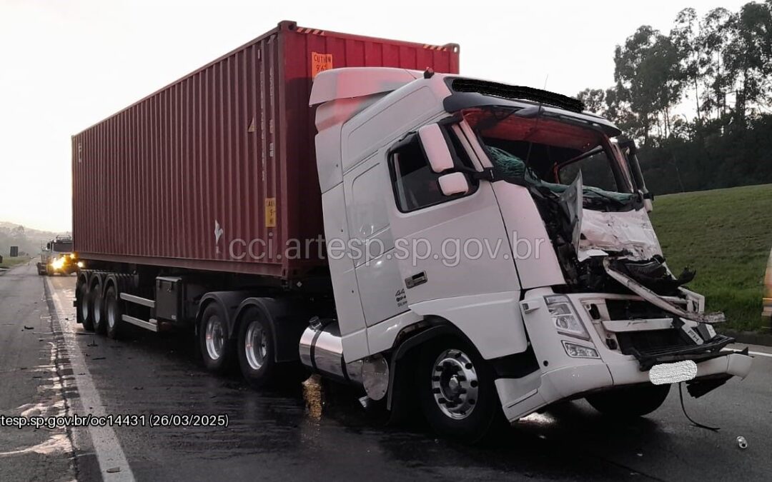 Acidente entre carretas causa transtornos na Rodovia Castello Branco