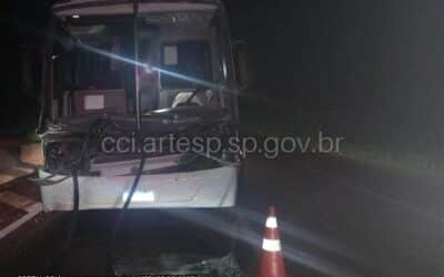 Acidente entre ônibus e carreta deixa 36 feridos em Itapeva