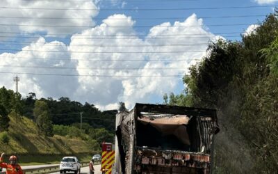 Carreta pega fogo na Rodovia Celso Charuri