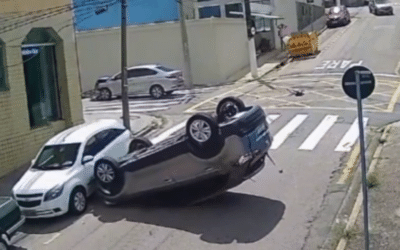 Carro capota após colisão em cruzamento de Jundiaí