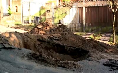 Cratera impede moradores do Jardim Emília, em Sorocaba, de saírem com veículos