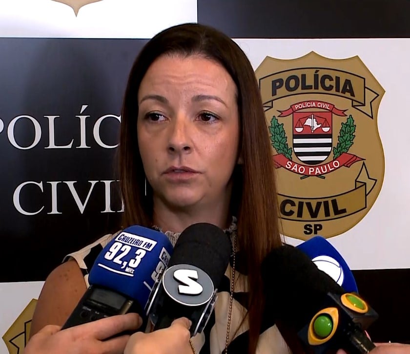 Delegada falando sobre.