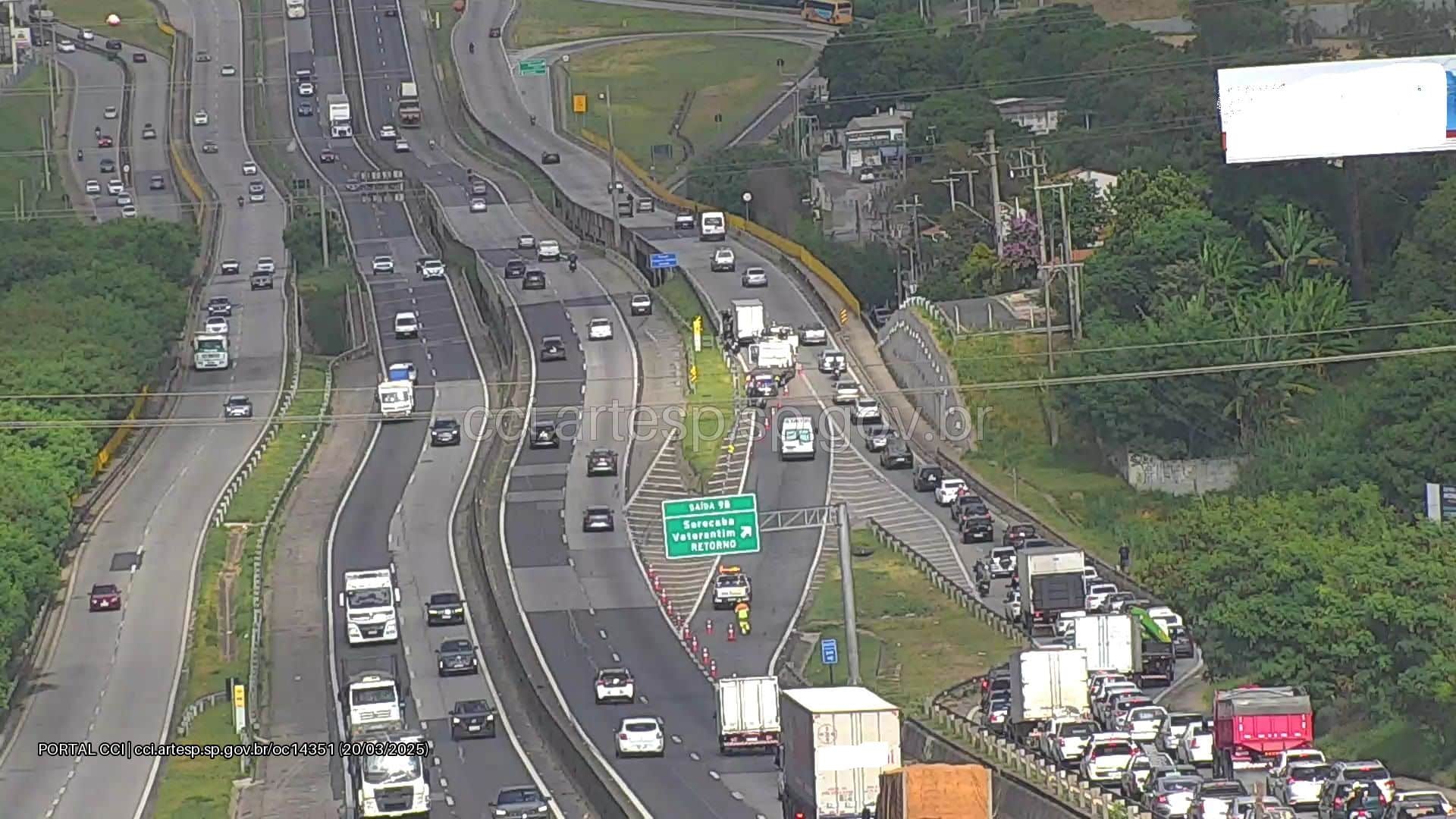 Engavetamento com quatro veículos interdita faixa na Raposo Tavares, em Sorocaba