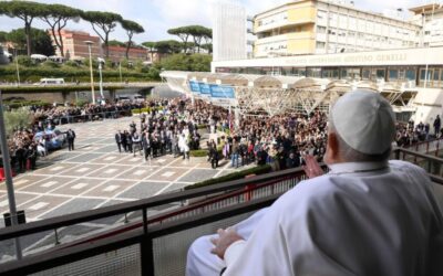 Papa Francisco deixa hospital neste domingo