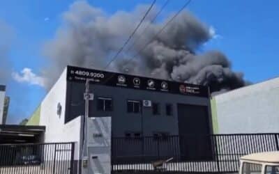 Incêndio atinge galpão de indústria de plástico em Várzea Paulista
