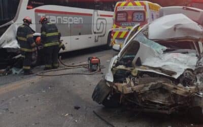 Acidente entre ônibus e carro deixa uma pessoa morta, em Piedade