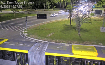 Câmera flagra acidente entre motos em cruzamento de Sorocaba