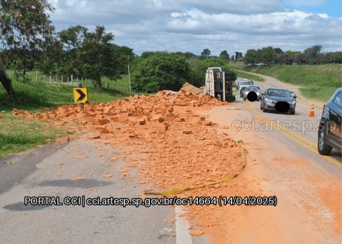 Caminhão tomba na Rodovia Marechal Rondon e interdita pista