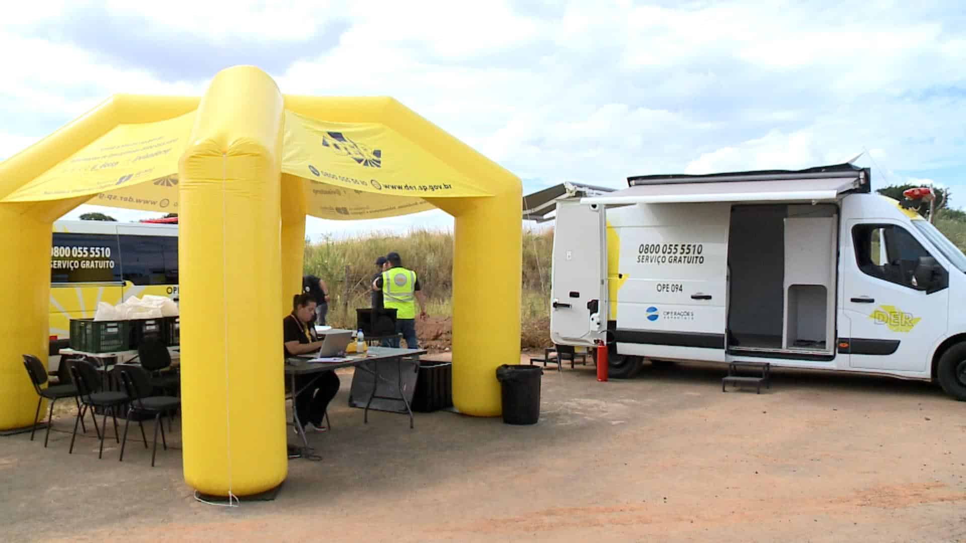 Imagem de um pórtico de orientação aos motociclistas