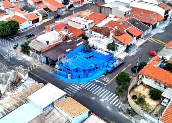Morador de Salto transforma oficina em atração ao pintar tudo de azul