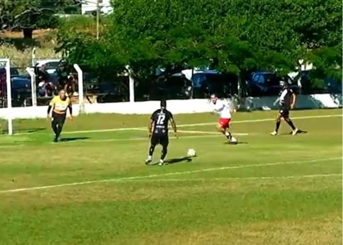 Jogo de futebol acontecendo.