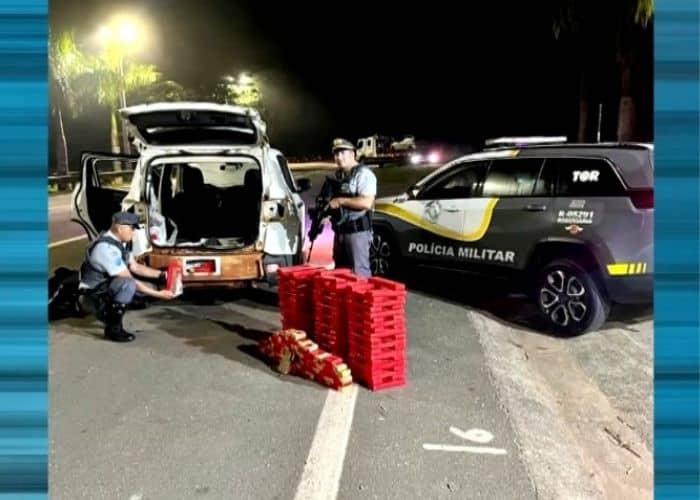 Carro da polícia com os itens apreendidos.