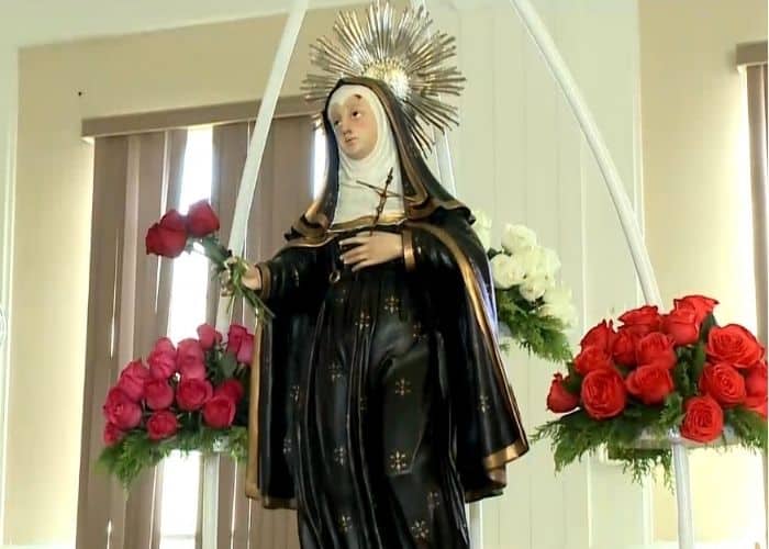 Estátua de Santa Rita de Cássia.