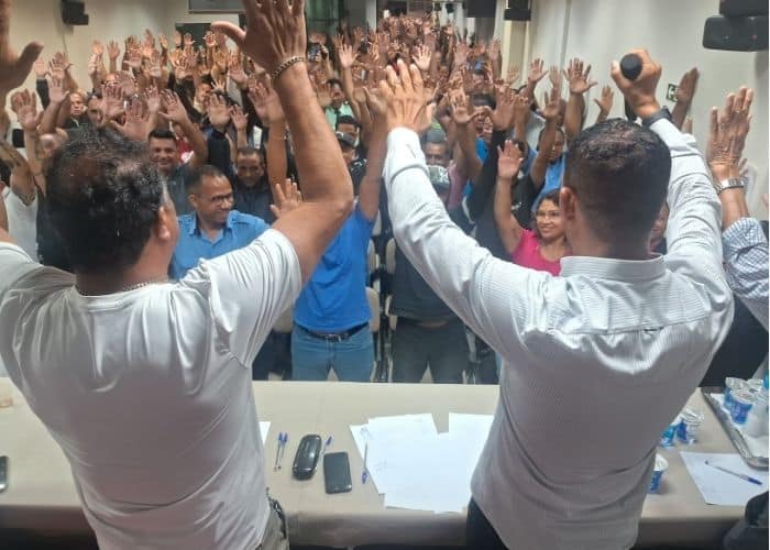 Imagem de trabalhadores em uma assembleia dos rodoviários