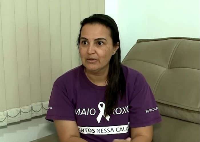 Mulher com camisa do maio roxo.