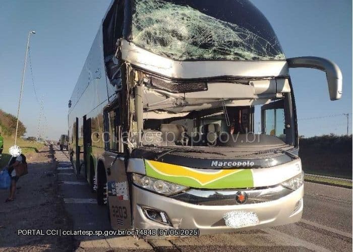 Ônibus bate em carreta na Castello Branco e deixa dois feridos leves em Porto Feliz