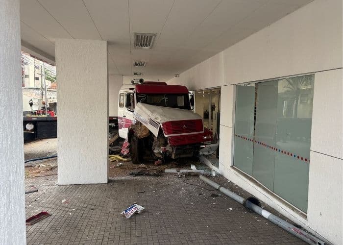 Motorista perde controle da carreta e atinge banco no Centro de Sorocaba