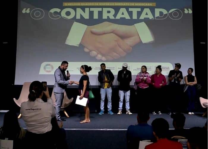 Palco do mutirão de empregos.