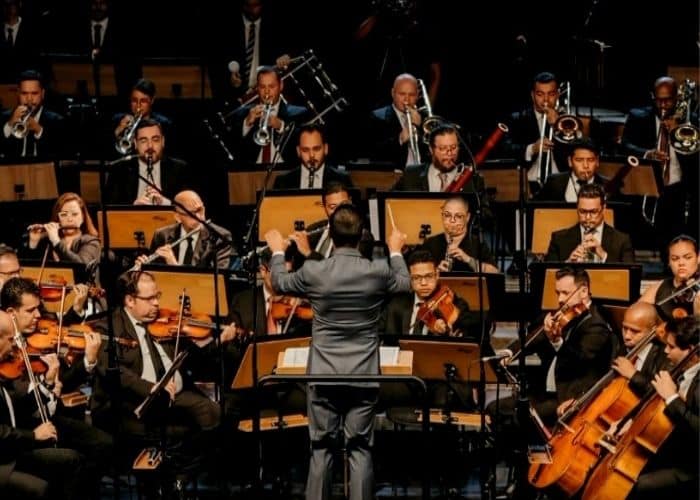 Sextou! com música, teatro e humor