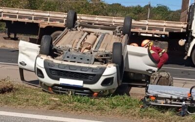 Carro capota após acidente com caminhão na Raposo Tavares
