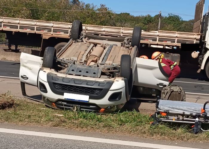 Carro capota após acidente com caminhão na Raposo Tavares