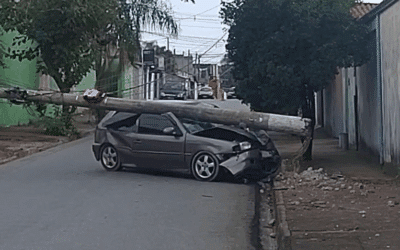 Carro derruba poste após batida na zona norte de Sorocaba