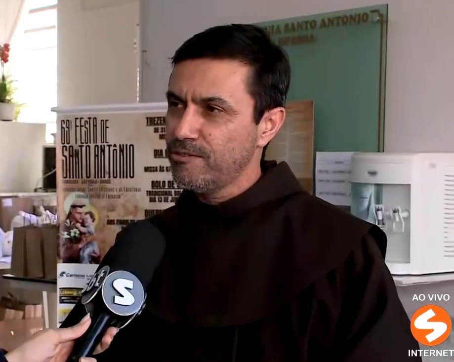 Padre na Festa de Santo Antônio.