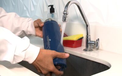 Garrafas de água podem acumular bactérias, o que exige higienização frequente
