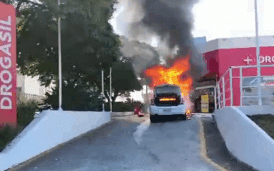 Carro pega fogo em estacionamento de farmácia em Sorocaba