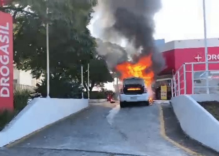 Carro pega fogo em estacionamento de farmácia em Sorocaba