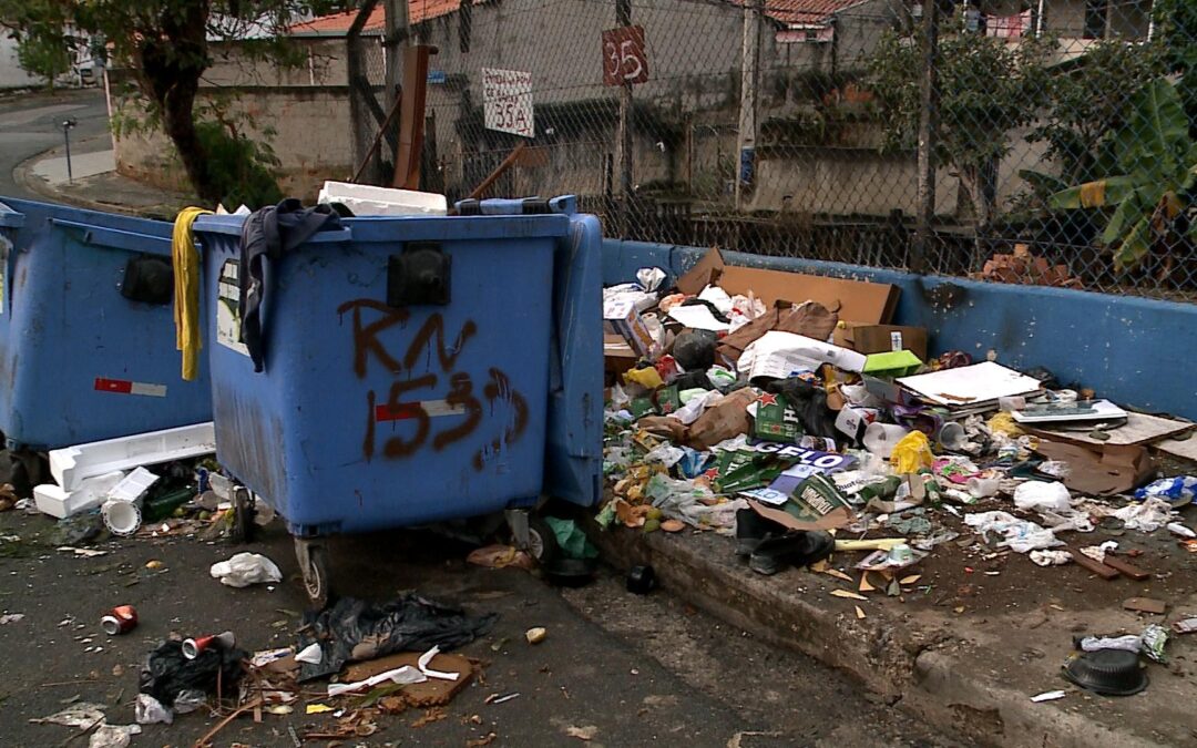 Moradores de Votorantim reclamam de acúmulo de lixo em frente a escola