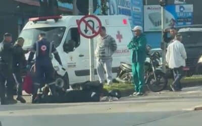 Motociclista fica ferido após colisão com carro na Avenida Ipanema