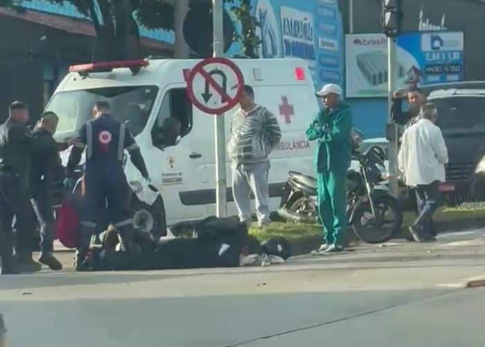 Motociclista fica ferido após colisão com carro na Avenida Ipanema