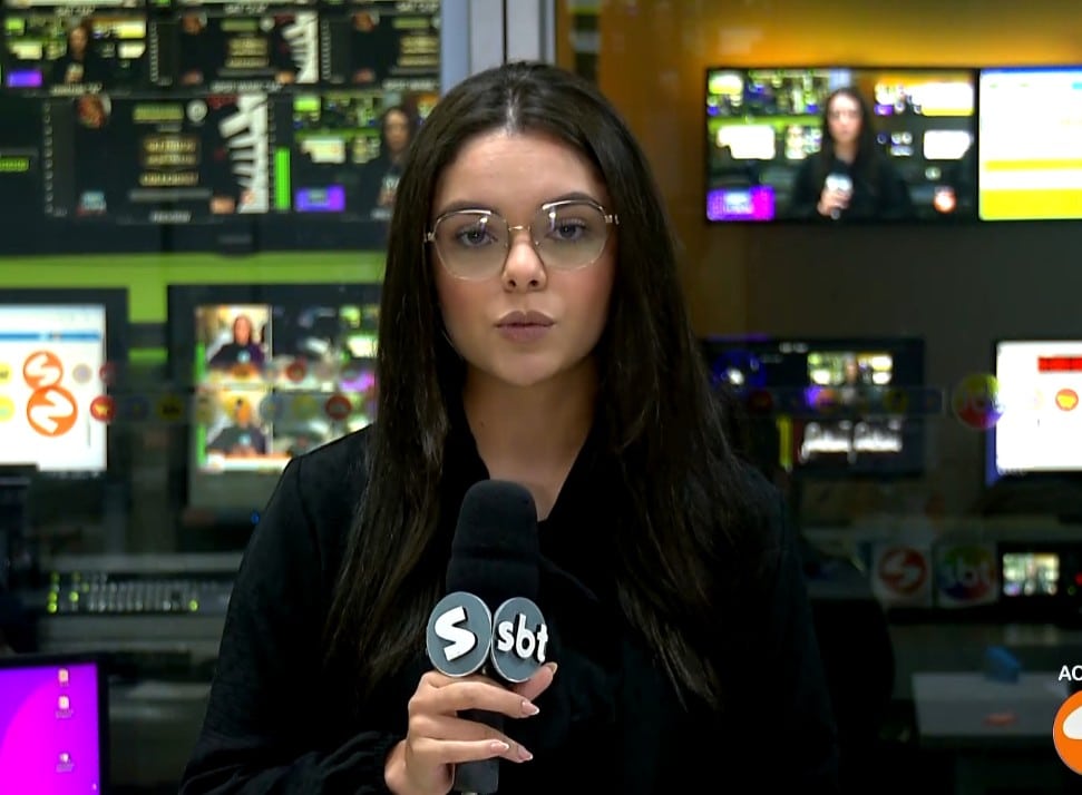 Repórter Fernanda Sena falando sobre.
