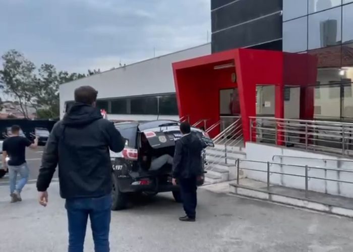 Homem saindo do cambur&atilde;o na delegacia