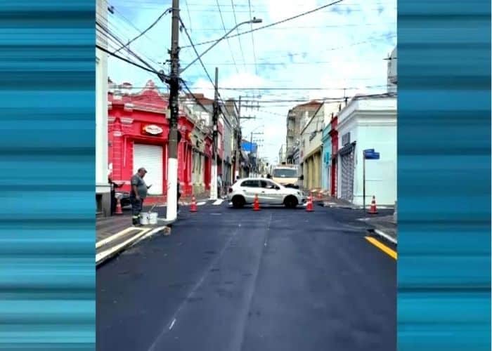 Veículos voltam a circular na rua Floriano Peixoto, em Itu