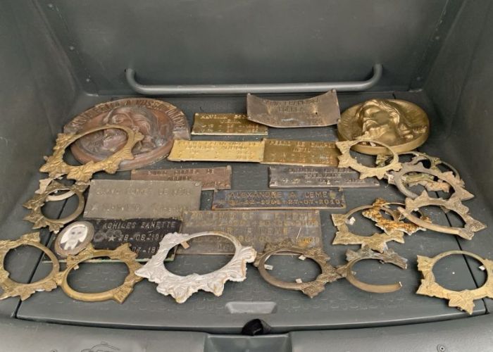 Imagem de pe&ccedil;as de bronze furtadas de cemit&eacute;rio