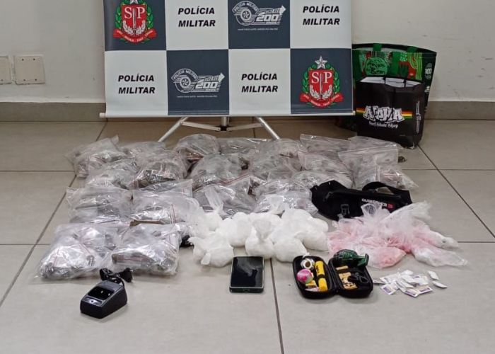 Imagem de diversas por&ccedil;&otilde;es de drogas apreendidas pela PM