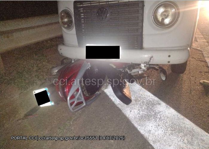 Moto debaixo da perua ap&oacute;s o acidente