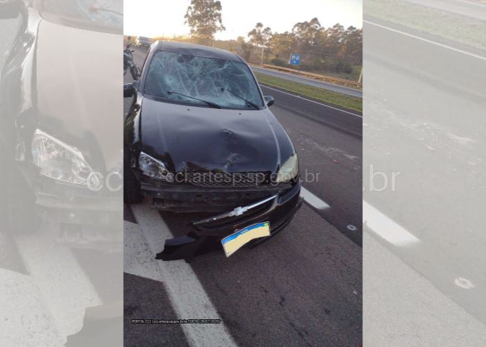 Carro com para-choque e vidro quebrados ap&oacute;s o acidente