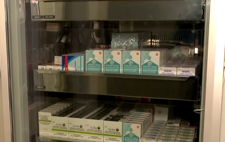 Embalagens de vacina.