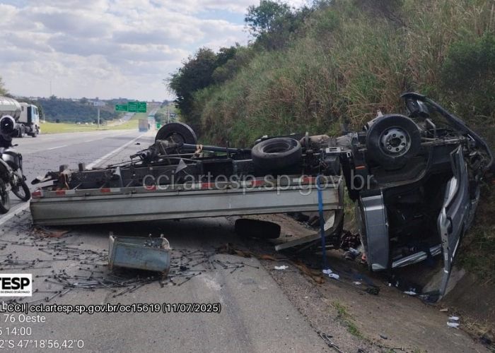 Caminh&atilde;o tombado ap&oacute;s o acidente