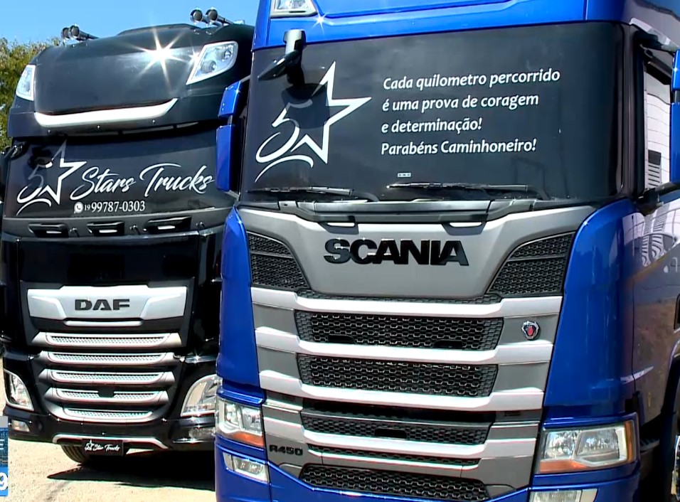 Caminh&atilde;o exposto.