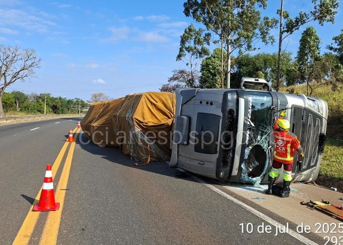 Carreta tombada ap&oacute;s acidente
