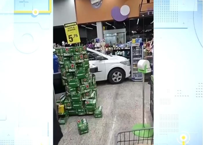 Imagem do carro dentro do supermercado em V&aacute;rzea Paulista.