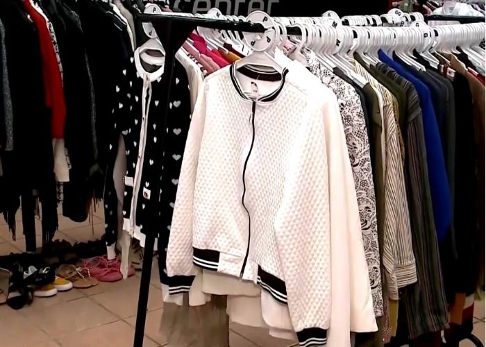 Roupas expostas no megabazar do GPACI.