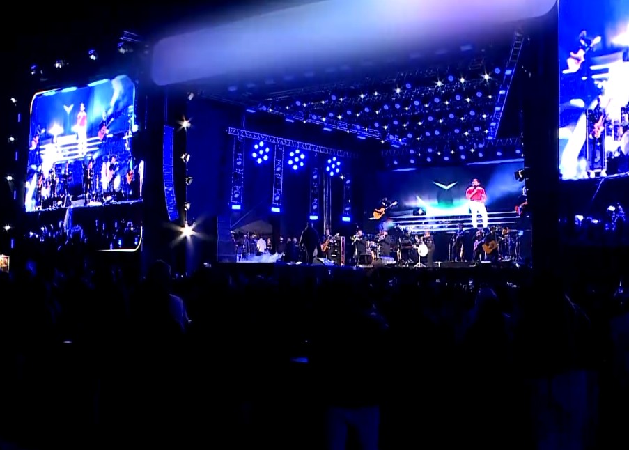 Show acontecendo na Festa Julina de Jundia&iacute; de 2025.